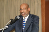 Prof. Axmed Ismaaciil Samater Oo Farta Ku Fiiqay Galdaloolooyinka Dawladda Muqdisho, Somaliland-na Taageeray